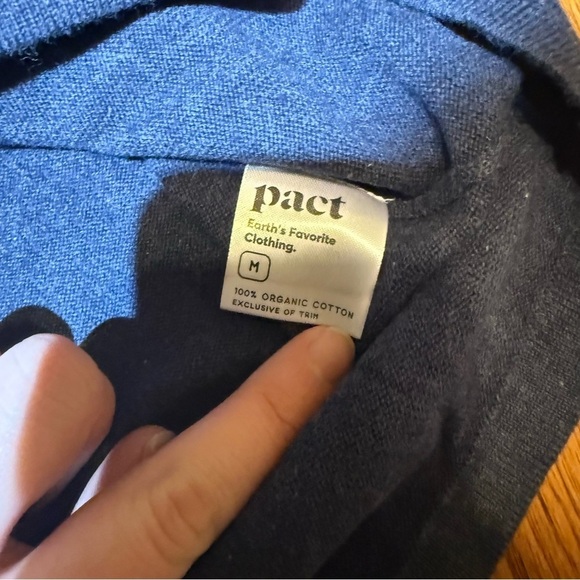 Pact V-Neck Organic Cotton Size Medium - Picture 4 of 4